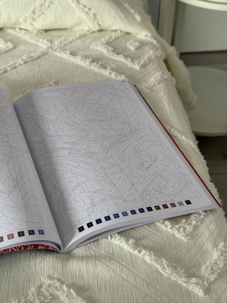 Творчий набір: розмальовка за номерами Coloriages Myst&egrave;res Класика, портрети та 100 акрилові маркери Lyuvie 135 фото